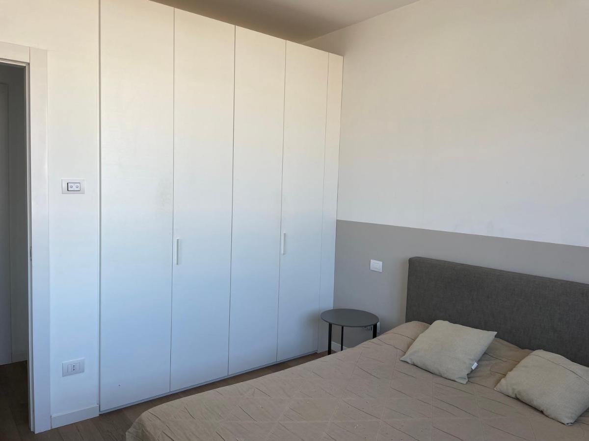 Confortevole Bilocale In Largo Marinai D'Italia Милано Екстериор снимка